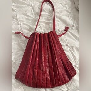 EUC Lovely Unique Leaders in Leather etched pleated drawstring purse Vintage